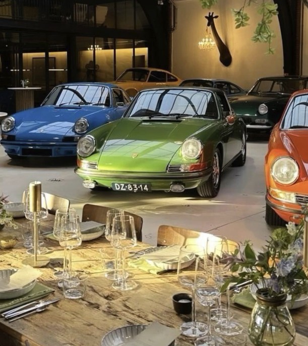 Una tavola curata in un ambiente dedicato alle auto storiche