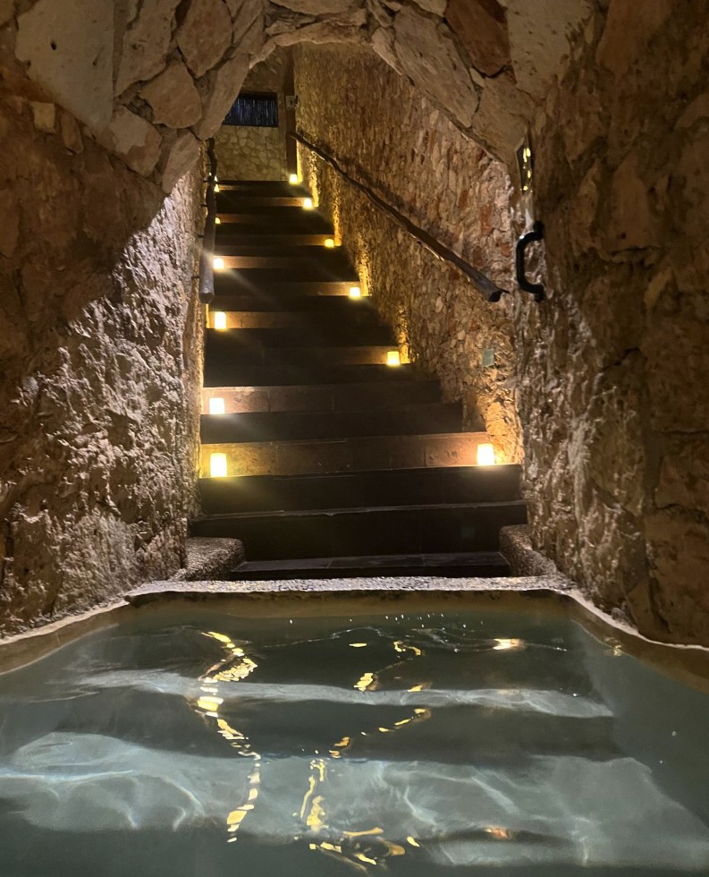 Percorso spa con acqua e ambienti in pietra